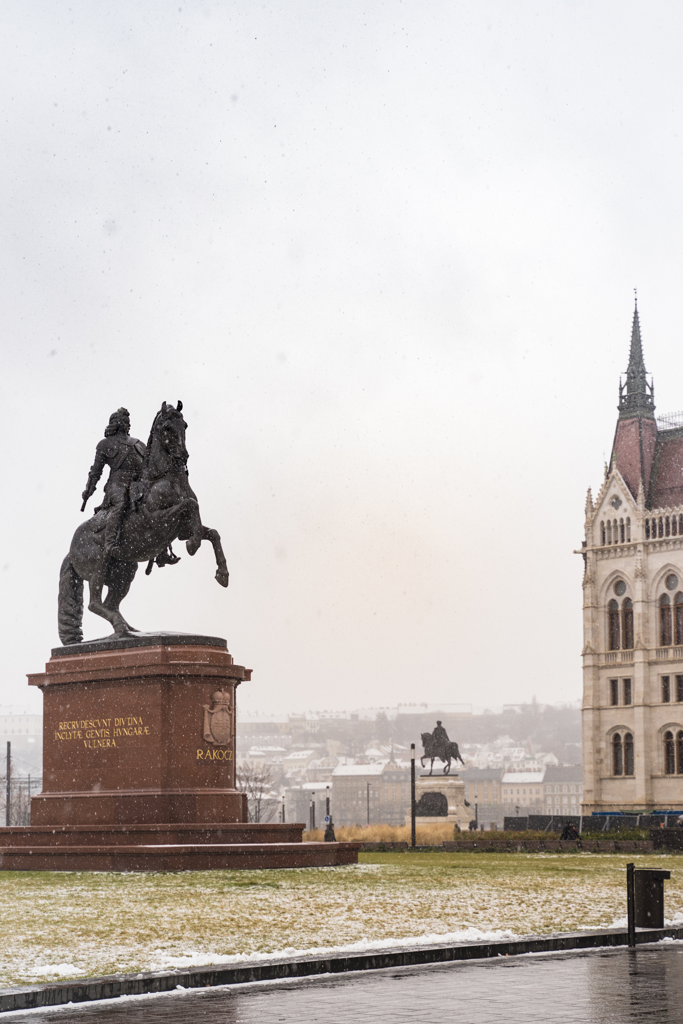 Two equestrian statues located near the parliament